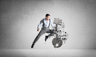 Öfkeli bir adamın odaya girip beton anahtarı kırması.