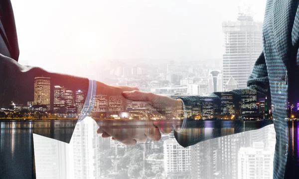 İş adamlarının el sıkışmasına yakın çekim.