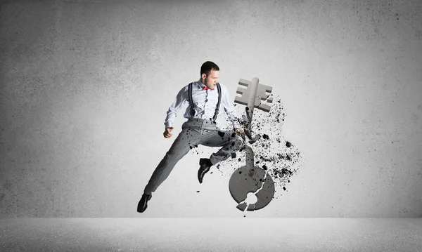 Öfkeli bir adamın odaya girip beton anahtarı kırması.