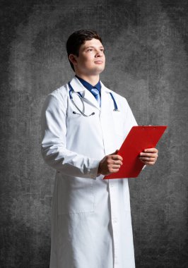 Belgeler için tabletli doktor