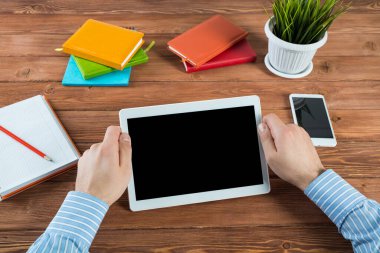Tabletli bir işadamı, ofiste çalışıyor.
