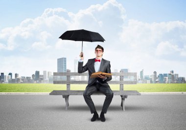 Kitabı olan genç bir öğrenci.