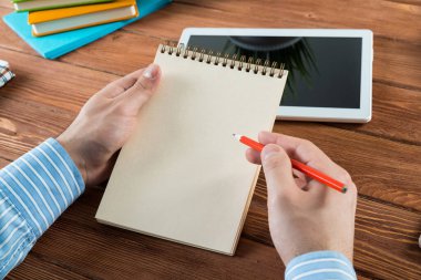 İşadamı ofiste çalışıyor.