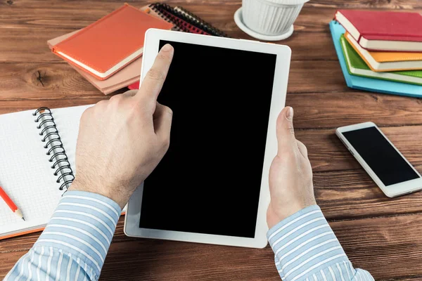 Tabletli bir işadamı, ofiste çalışıyor.