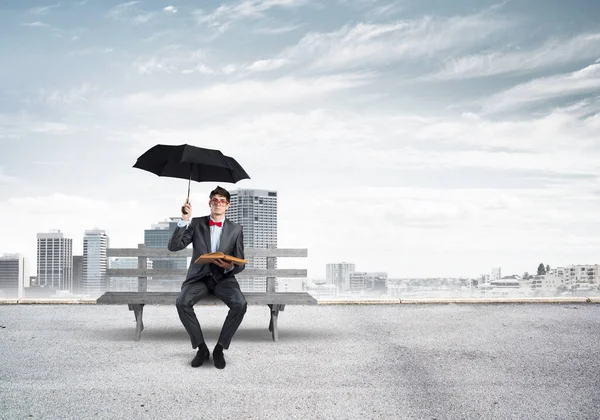 Kitabı olan genç bir öğrenci.