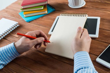 İşadamı ofiste çalışıyor.