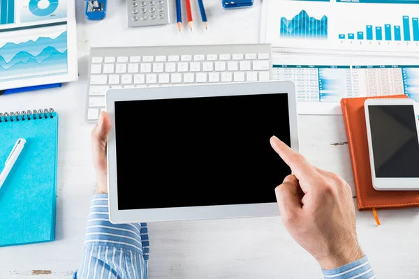 Empresario con una tableta, trabaja en la oficina — Foto de Stock