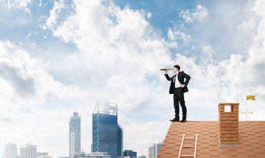 Patron tuğladan çatıda yeni bir şey arıyor. Karışık ortam