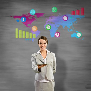 Genç iş kadını, önünde bir bilgisayar tableti tutuyor.