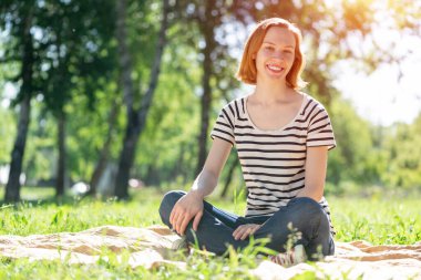 Çekici bir kadının portresi.