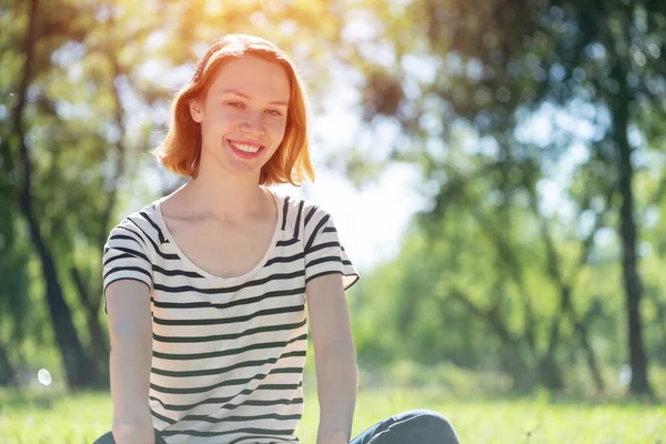 Portrait of a young attractive woman — Stock Photo, Image
