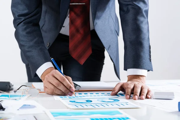 Affärsman står nära kontorsbord med penna — Stockfoto