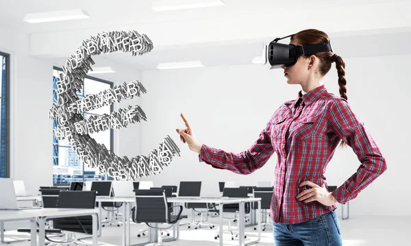 Meisje in virtual reality masker ervaren virtuele technologie wereld. Gemengde media — Stockfoto