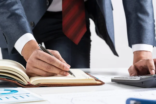 Nahaufnahme Geschäftsmann Handschrift zu tun Liste schreiben — Stockfoto