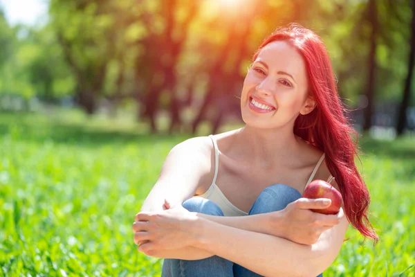 Ritratto di una giovane donna attraente — Foto Stock