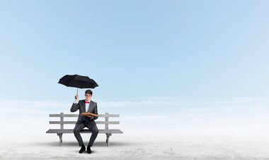 Kitabı olan genç bir öğrenci.