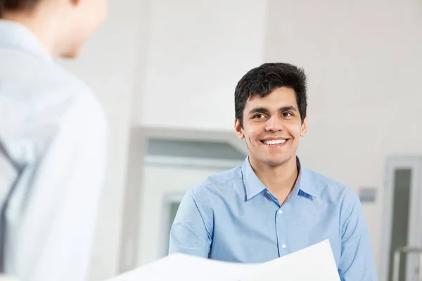 Porträt eines jungen Mannes bei einem Geschäftstreffen — Stockfoto