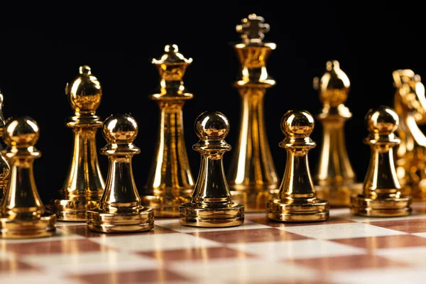 Gouden schaakfiguren op schaakbord — Stockfoto