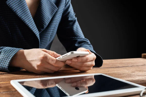 Businesswoman using mobile phone at desk — Stock Photo, Image