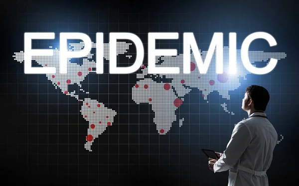 Doktor küresel harita hastalıkları yaygınlığı ile bilgisayar arayüzüne bakıyor — Stok fotoğraf