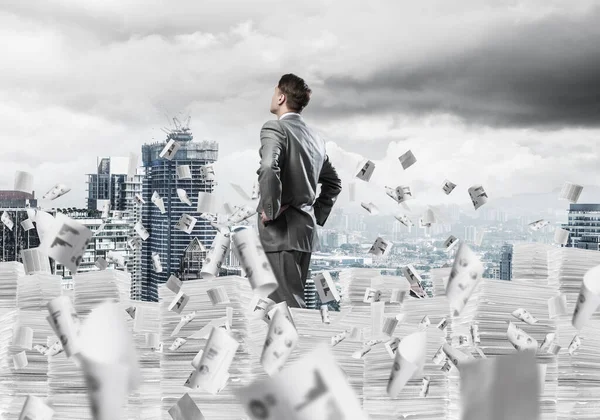 Takım elbiseli başarılı bir iş adamı..