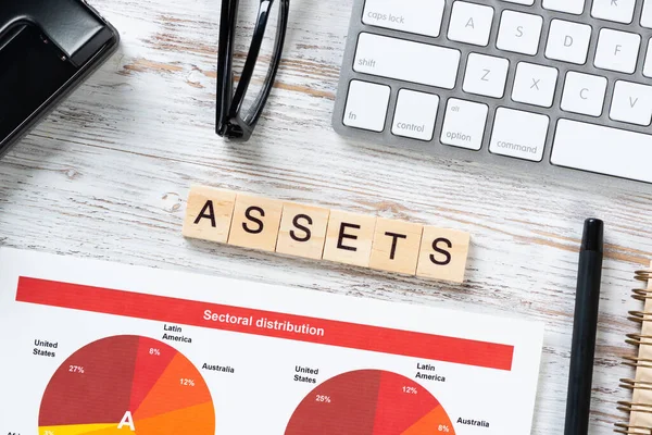 Küpler üzerindeki harflerle varlık yönetimi kavramı