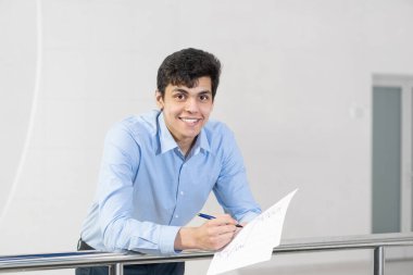 genç işadamı belgeleri ile