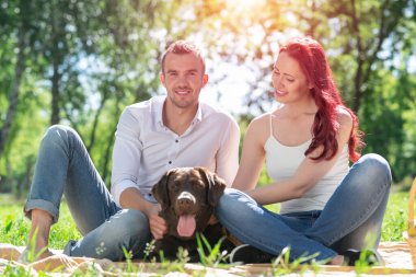 Parkta köpeği olan çift.