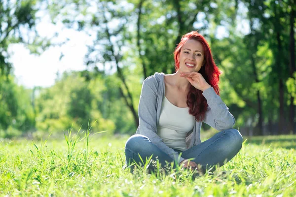 Ritratto di una giovane donna attraente — Foto Stock