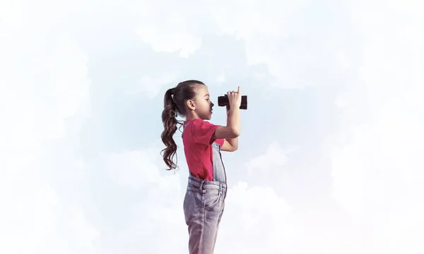 一个女孩戴双筒望远镜的粗心快乐童年的概念 — 图库照片