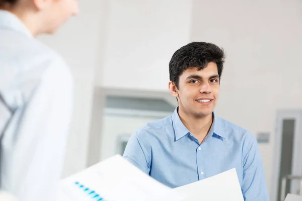 Porträt eines jungen Mannes bei einem Geschäftstreffen — Stockfoto