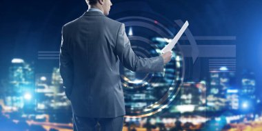 Bilgi kaynaklı dijital arkaplan ve kağıt veya sözleşme uzatan adam