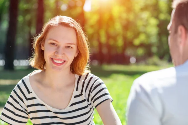 Jong koppel op een datum in het park — Stockfoto