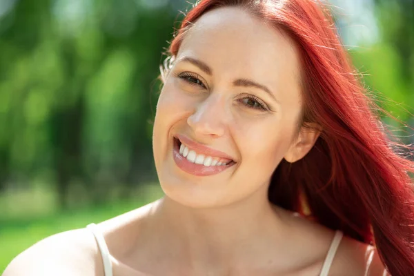 Portrait of a young attractive woman — Stock Photo, Image