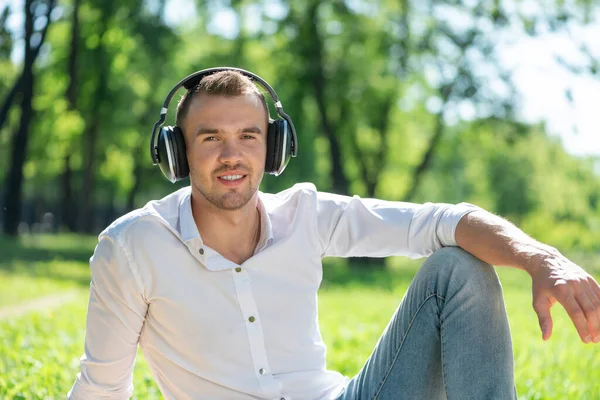 El hombre en el parque escucha música — Foto de Stock