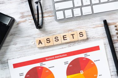 Küpler üzerindeki harflerle varlık yönetimi kavramı