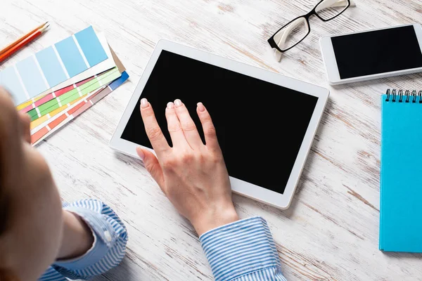 Señora de los negocios utilizando la tableta en el escritorio —  Fotos de Stock