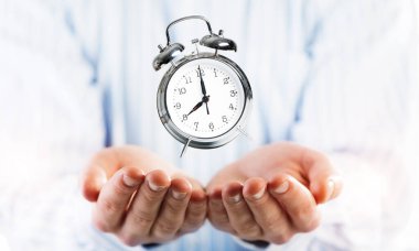 Erkek avuçlarında saat olan zaman yönetimi kavramı. Karışık ortam