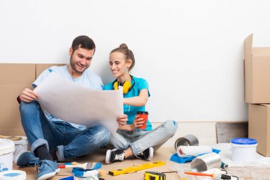 Çiftler evlerinin yenileme planlarını tartışıyorlar..