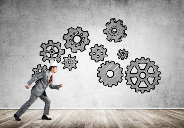 Zarif takım elbiseli kral işadamı boş odada ahşap zeminle koşuyor.