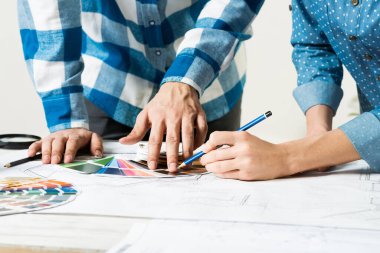 Tasarımcılar proje için renk paleti seçiyorlar