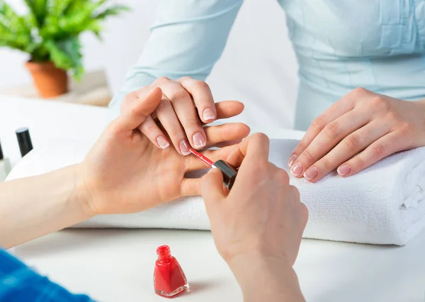 Manicure werken met klanten nagels aan tafel — Stockfoto