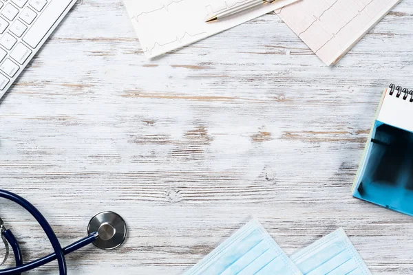 Tıbbi malzemelerle doktorlar masaüstü