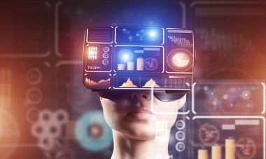 Genç bir kadının yakın plan portresi. VR teknolojisi kullanıyor