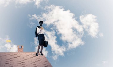 Kamera başlıklı kadınla güvenlik ve gizlilik koruması kavramı