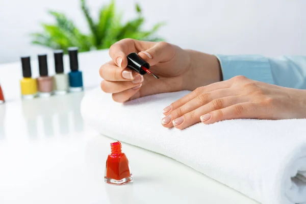 Vrouw geeft zichzelf elegante manicure thuis — Stockfoto