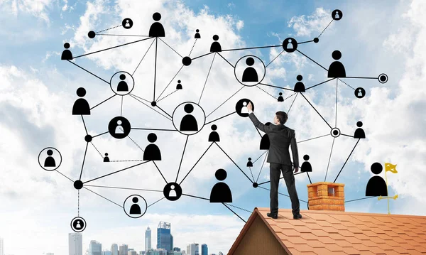 Homme d'affaires sur le toit de la maison présentant réseau et concept de connexion. Techniques mixtes — Photo