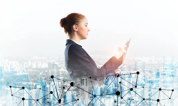 Young businesswoman with tablet computer — Stock Photo, Image