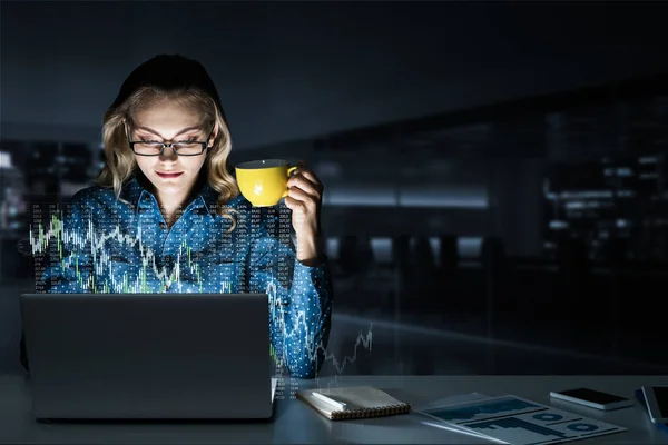 아름다운 금발의 여성 이 노트북 과 인포 그래픽으로 스크린에서 작업하고 있습니다. 혼합 매체 — 스톡 사진