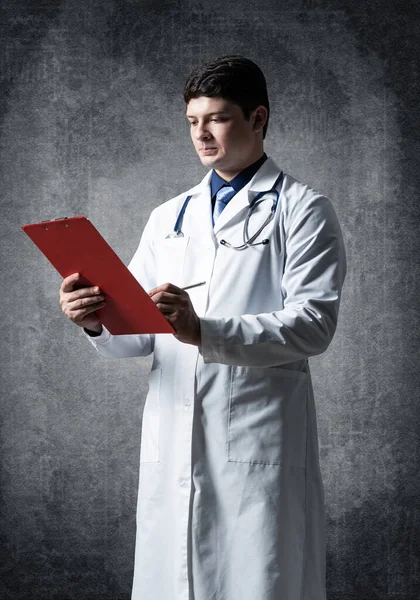 Médico con tableta para documentos — Foto de Stock
